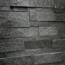 Naturstein Verblender aus Quarzit von BLACK QUARZIT, Wandverkleidung mit dunklen, natürlichen Steinen für elegante Raumgestaltung