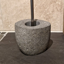 Schöner Flussstein als Badgestaltung-Element, passend für WC-Bürstenhalter, sichtbar im Badezimmer.