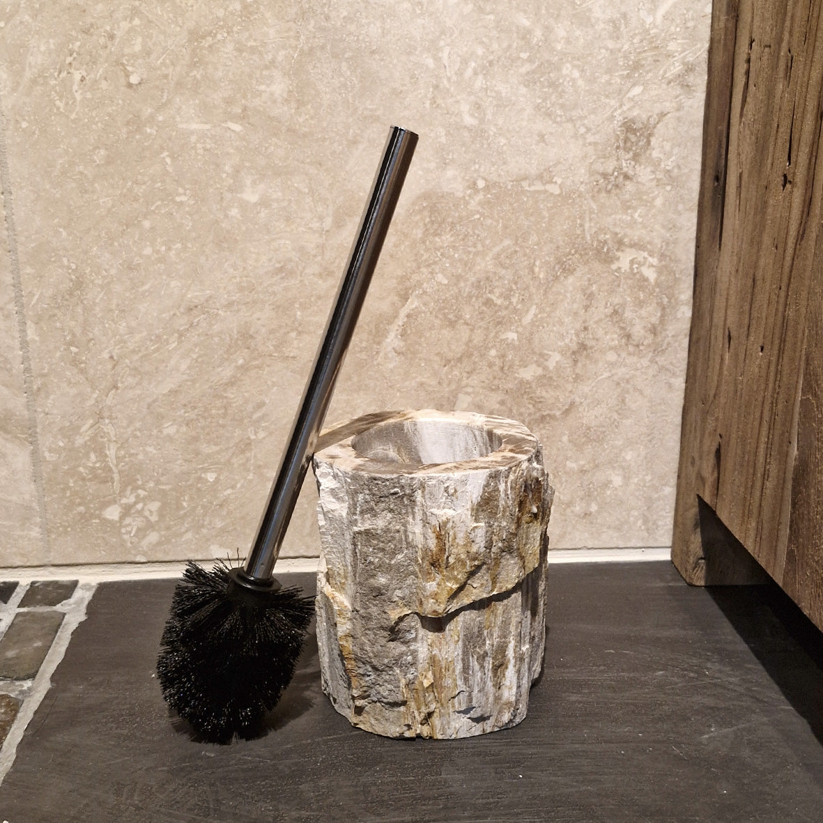 WC-Bürstenhalter aus versteinertem Holz, Fossil Wood, für Badezimmergestaltung, zeigt den stilvollen Badzubehör-Holder.