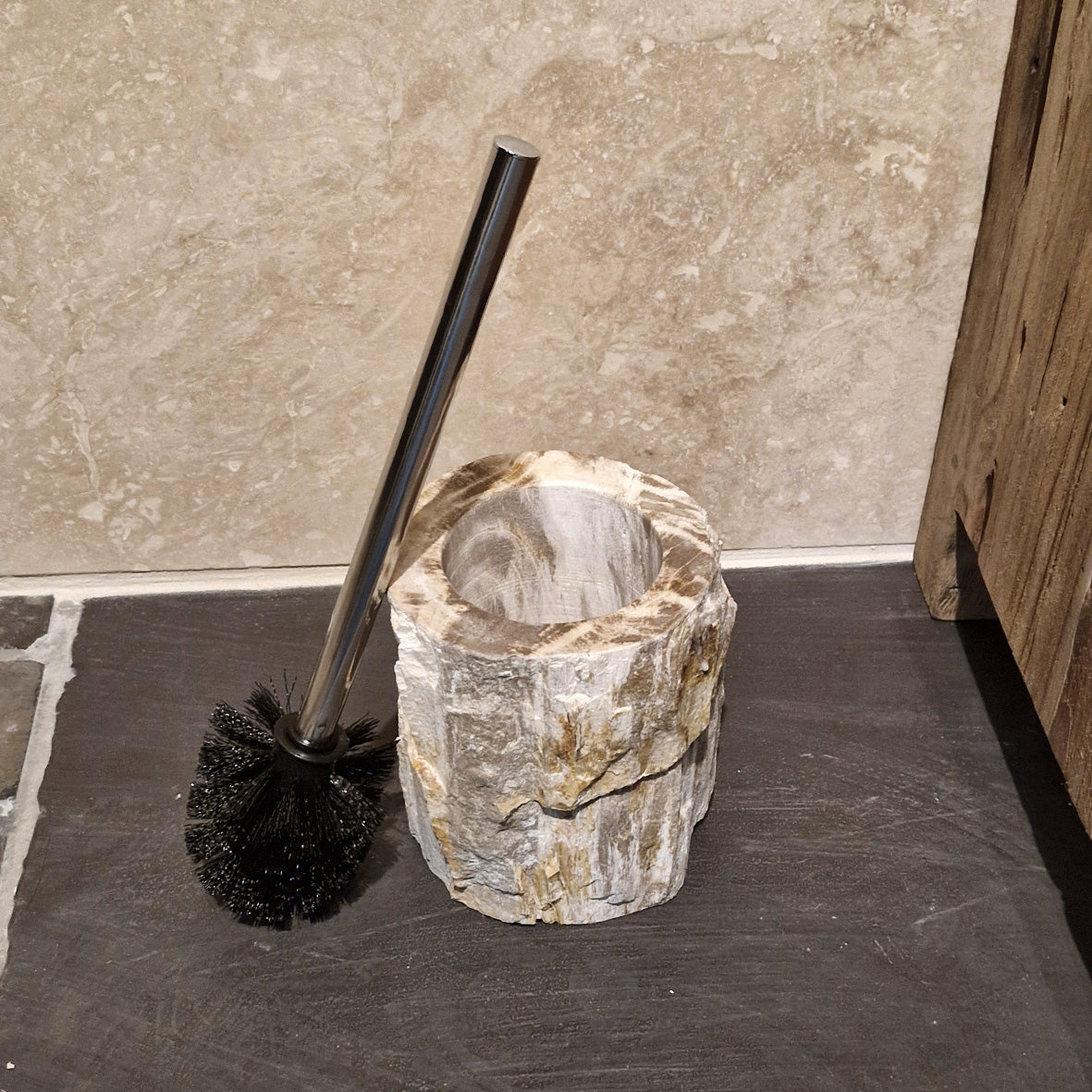 WC-Bürstenhalter aus versteinertem Holz für Badgestaltung, stilvoller Fossil Wood Design mit WC-Bürste.