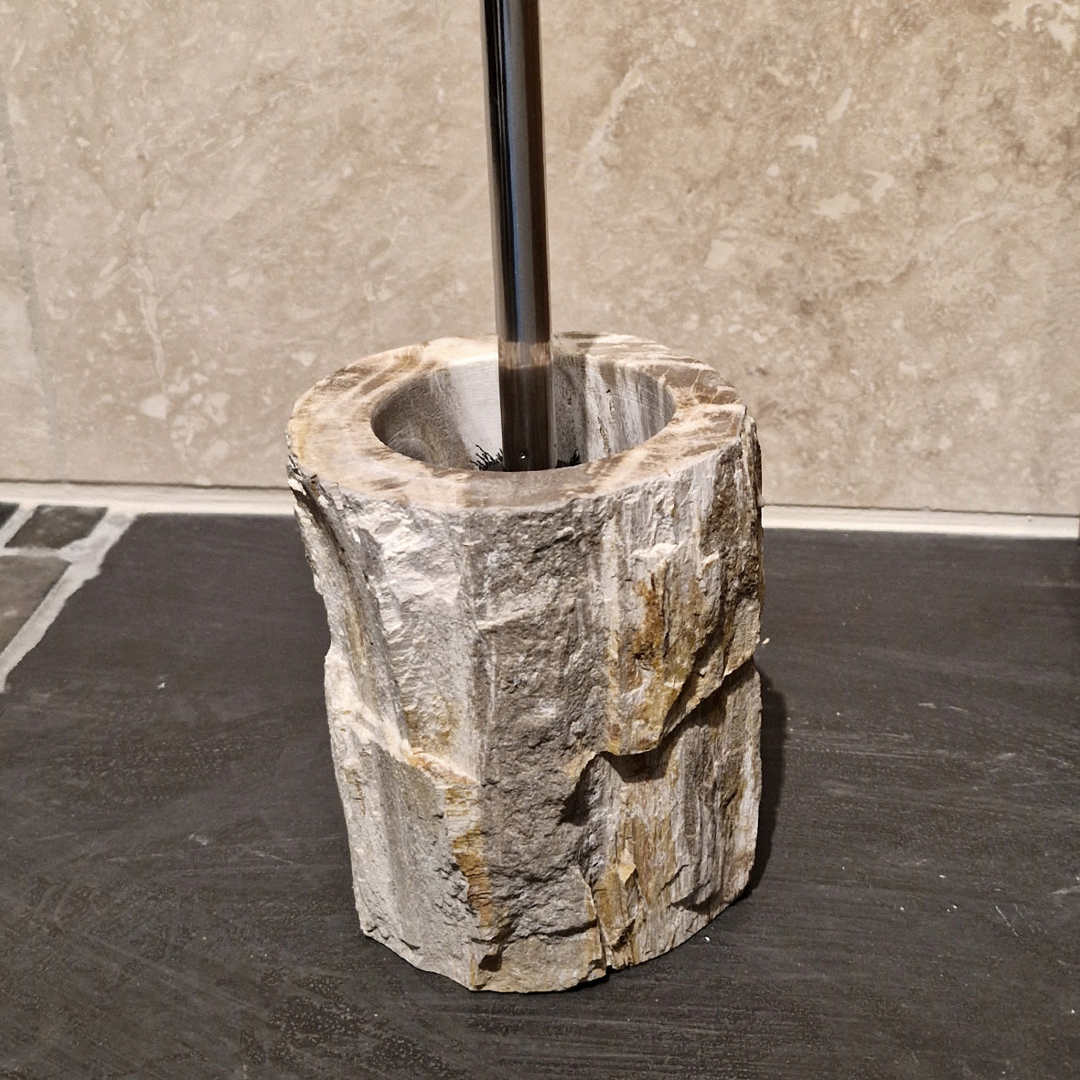 WC-Bürstenhalter aus versteinertem Holz, ideal für Badgestaltung, zeigt die rustikale, natürliche Optik des Fossil Wood Materials.