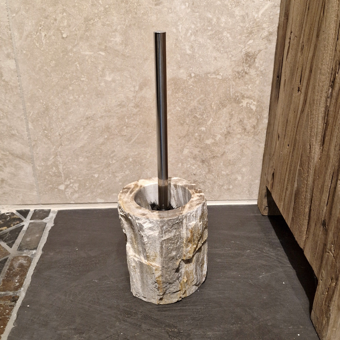WC-Bürstenhalter aus versteinertem Holz für Badgestaltung, stilvoller und natürlicher Look, passend für modernes Badezimmer.