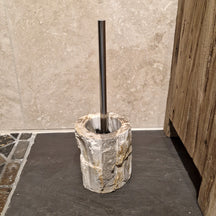 WC-Bürstenhalter aus versteinertem Holz für Badgestaltung, stilvoller und natürlicher Look, passend für modernes Badezimmer.