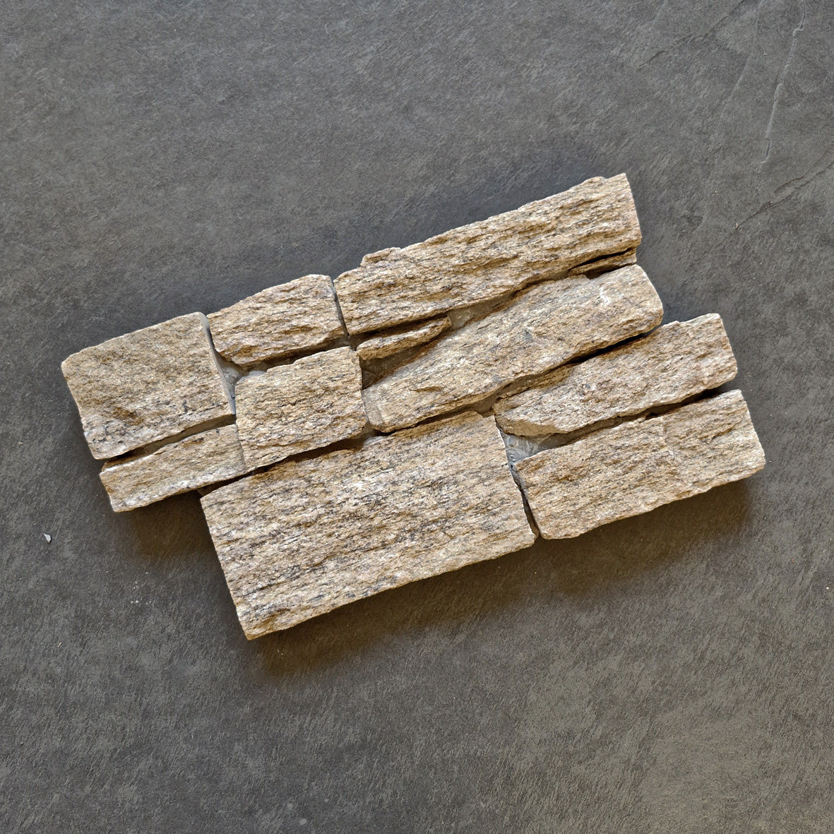 Naturstein Muster für Rocks Verblender GRANIT, zeigt die strukturierte Oberfläche und natürliche Farbvariation des Granit-Verblenders.
