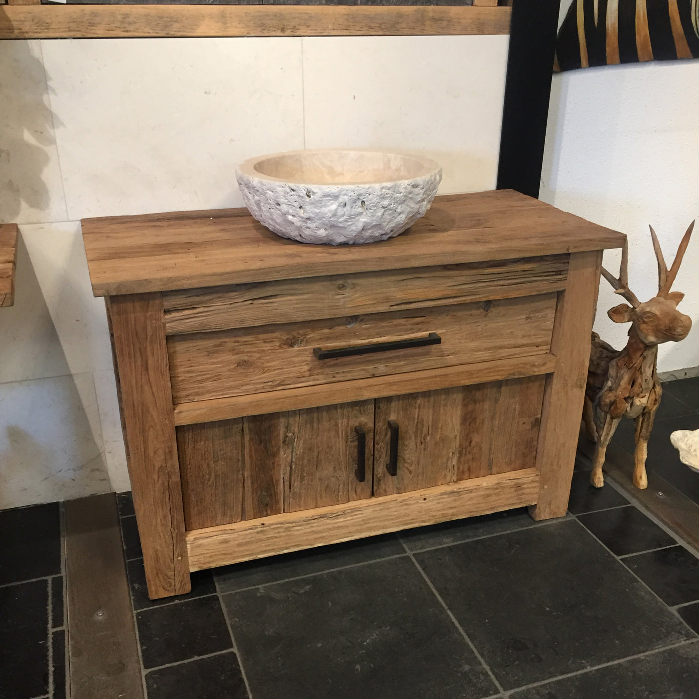 Waschbeckenunterschrank aus recyceltem Teakholz, schlicht und natürlich, für Badgestaltung, von RINCA.