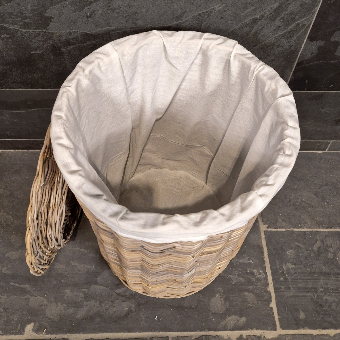 Runder handgeflochtener Wäschekorb aus Wäschekorb, ideal für Badezimmer, Maße 50x50x60 cm, aus natürlichen Materialien.