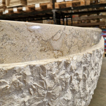Freistehende Badewanne aus beige Marmor von WAVE, Badgestaltung, mit eleganter, geräumiger Form und abmessungen 205x106x57cm