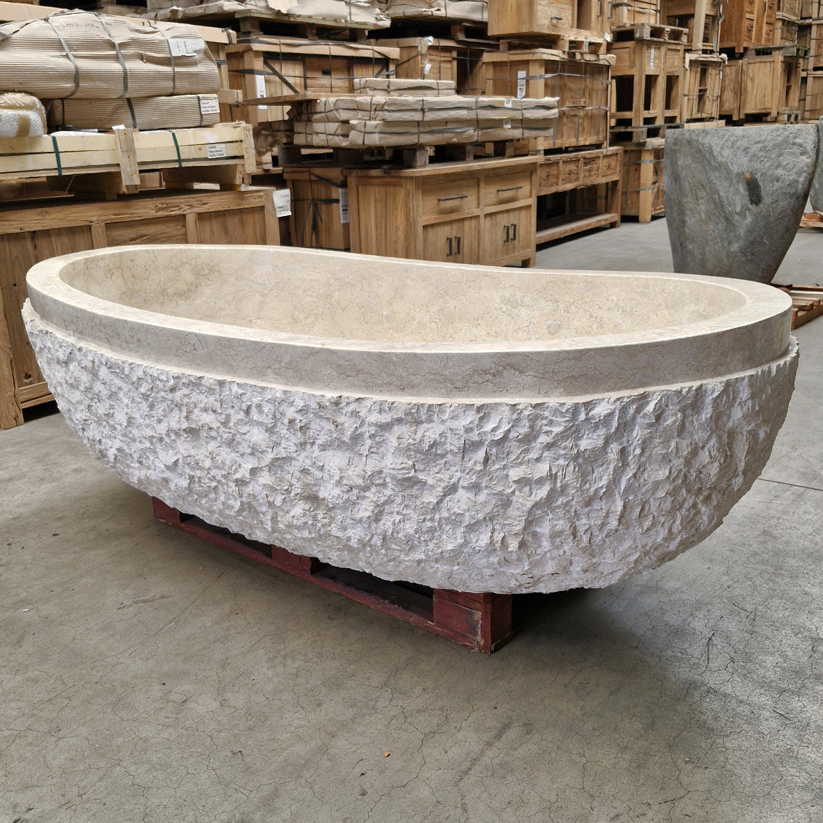 Freistehende Badewanne aus beigeem Marmor von WAVE, Badgestaltung, mit den Maßen 205x106x57 cm, stilvoll und elegant.