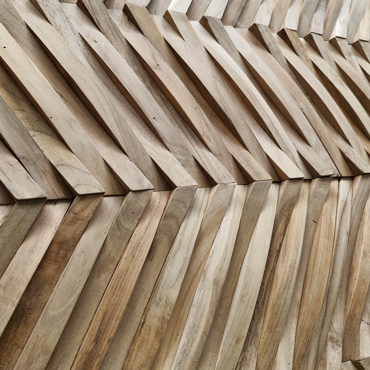 WAVE Holzverblender aus Teakholz, natürliche Holzoptik, perfekt für dekorative Wandgestaltung, detailreiche Textur sichtbar