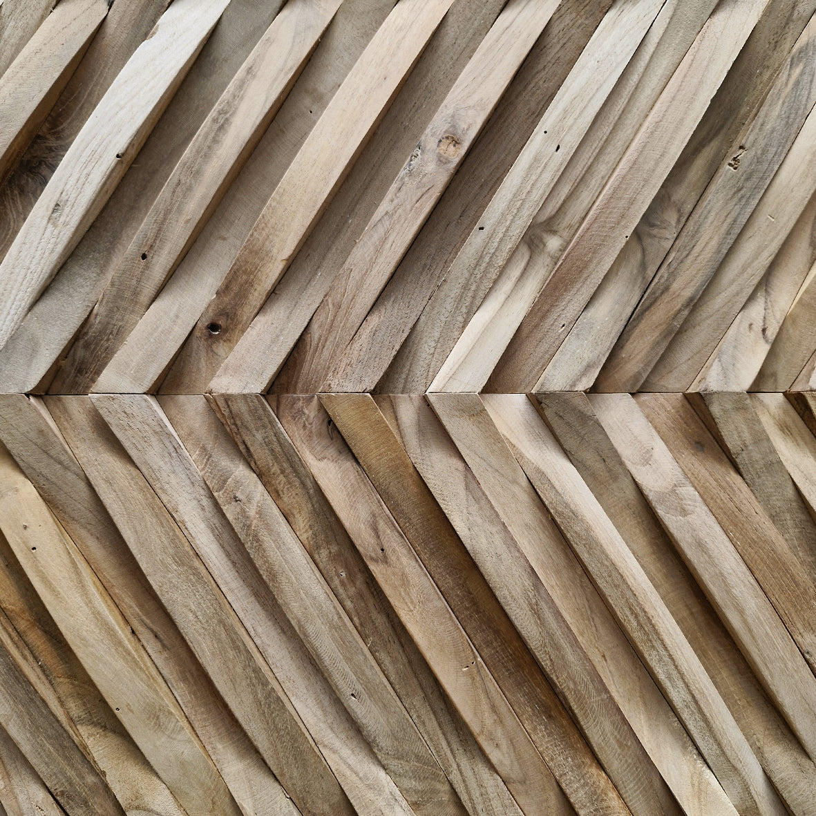 WAVE Holzverblender aus Teakholz, glatte Oberfläche, naturbelassenes Holz, perfekt für Wandgestaltung, rustikale Optik