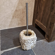 WC Bürstenhalter aus Onyx, elegante Badgestaltung mit robustem und stilvollem Design, sichtbar mit Halter und Befestigung.