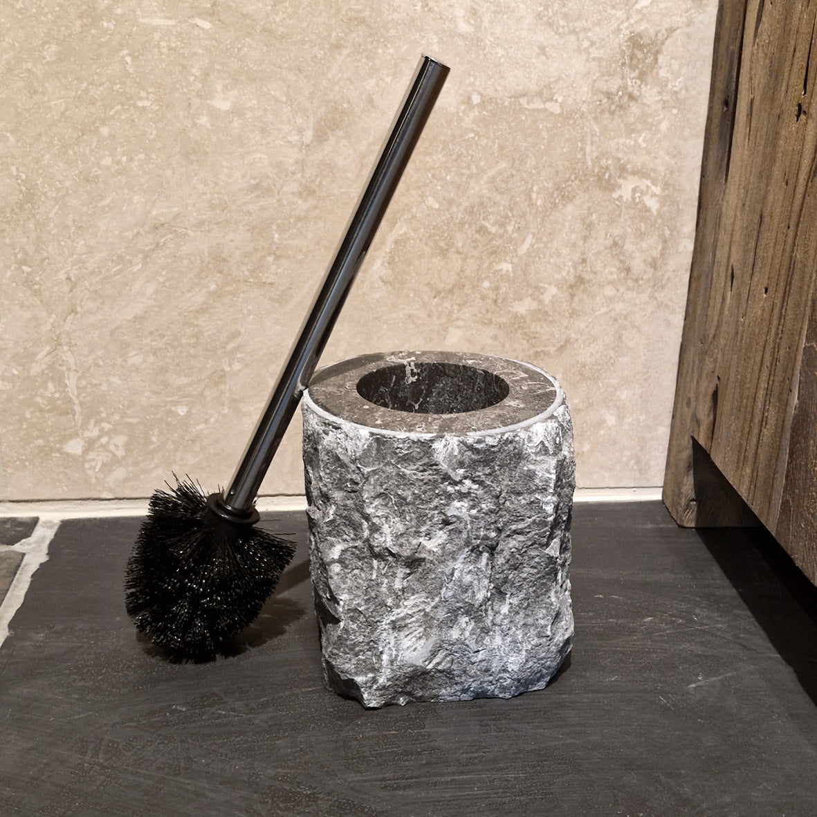 WC Bürstenhalter aus schwarzem Marmor, elegante Badgestaltung mit stilvollem Badaccessoire, sichtbarer Marmor-Design.