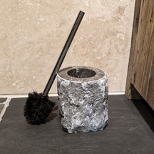 WC Bürstenhalter aus schwarzem Marmor, elegante Badgestaltung mit stilvollem Badaccessoire, sichtbarer Marmor-Design.