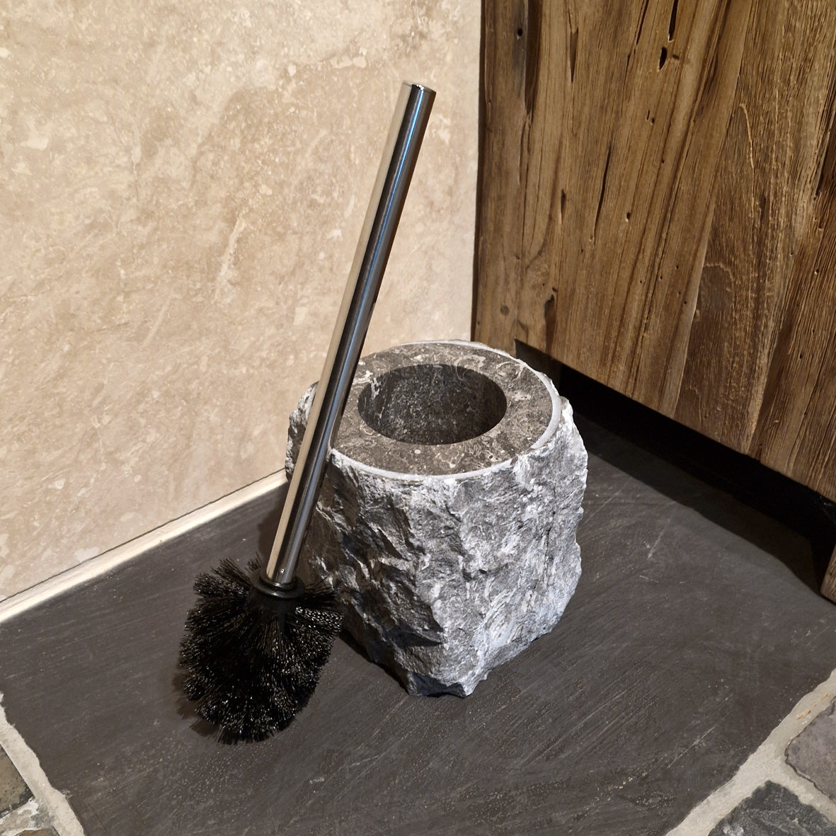 WC Bürstenhalter aus schwarzem Marmor, elegante Badgestaltung mit edlem Material und modernem Design.