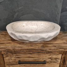 Weiße Marmorwaschbecken von WAVE, Einzelstück für Badgestaltung, mit Maße 60x47x17 cm, elegante Oberfläche.