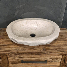 Weiße Marmorwaschbecken von WAVE, Einzelstück für Badgestaltung, mit eleganter ovaler Form und modernen Maßen.
