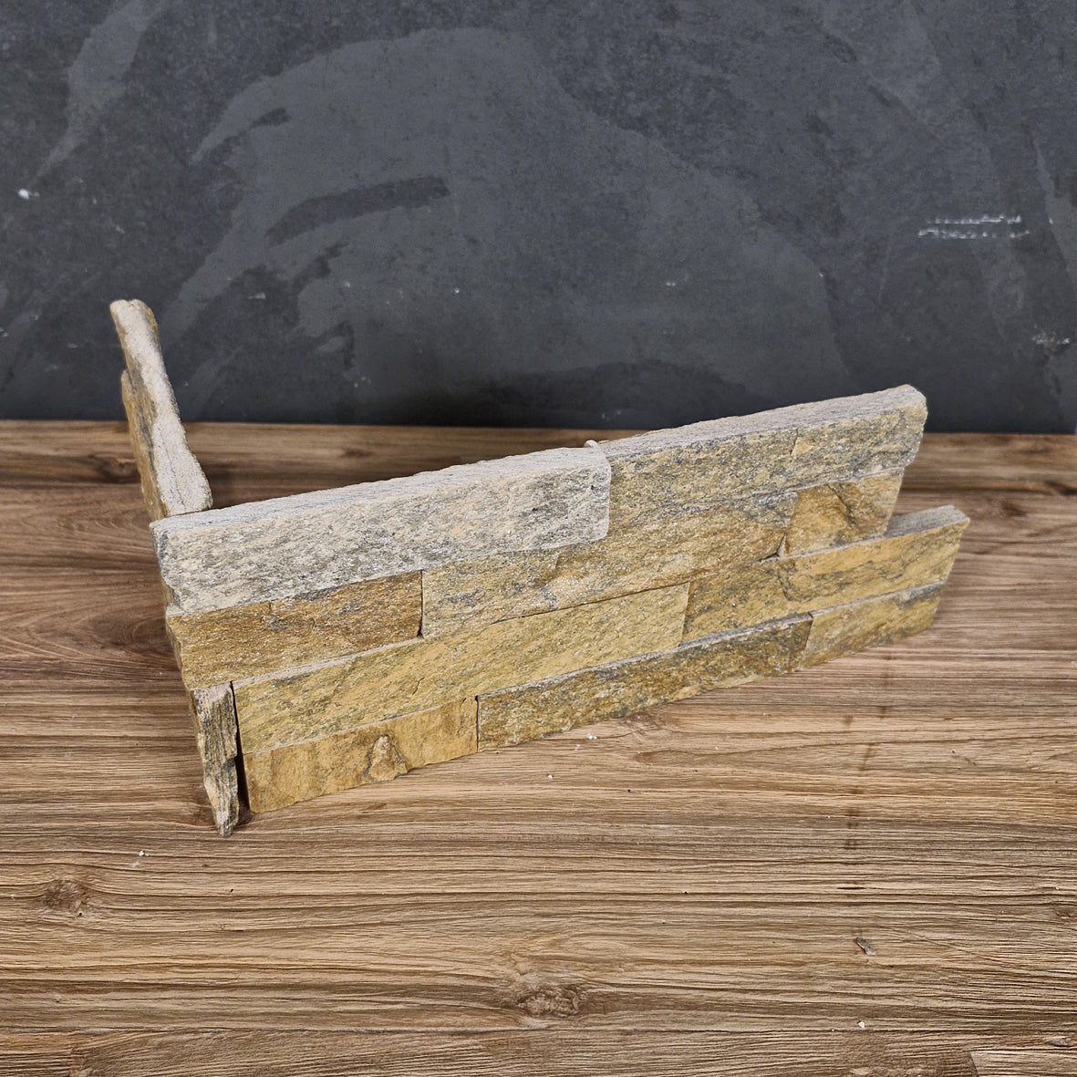 Naturstein Verblender aus Quarzit in gelber Farbe, Eckstück für Wandgestaltung, von YELLOW QUARZIT