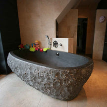 Freistehende Badewanne von NEPTUNIS in Blaustein, elegante Badgestaltung mit moderner Badewanne in hellblauer Farbgebung.