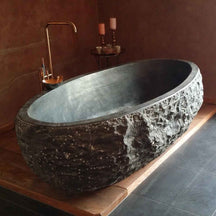 Freistehende Badewanne aus Blaustein für moderne Badgestaltung, zeigt die elegante, runde Badewanne in einem stilvollen Badezimmer.