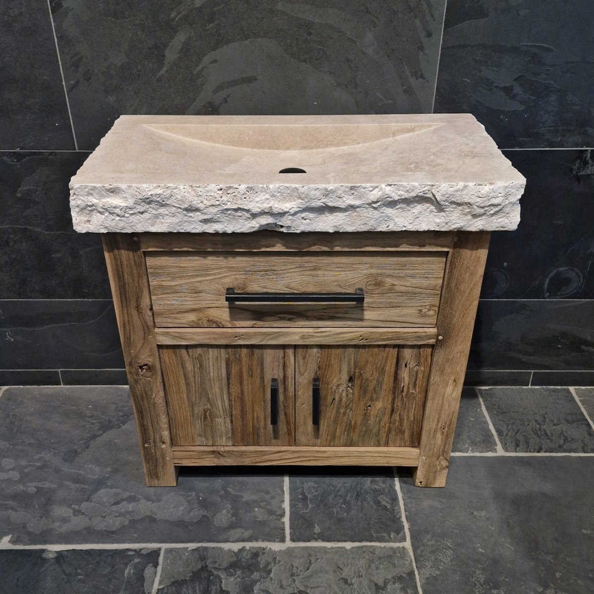 Badezimmerschrank aus recyceltem Teakholz, handgefertigter Unterschrank mit zwei Türen und rohem Travertin-Waschtisch oder Aufsatzwaschbecken, rustikales Design, Maße 86 x 45 x 80 cm, einzigartiges Naturprodukt