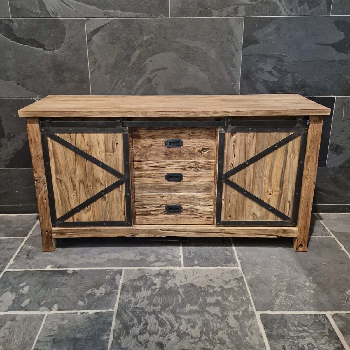 Badezimmerschrank aus recyceltem Teakholz, handgefertigter Unterschrank mit zwei Türen und drei Schubladen, rustikales Sideboard, Maße 150 x 47 x 80 cm, einzigartiges Naturprodukt