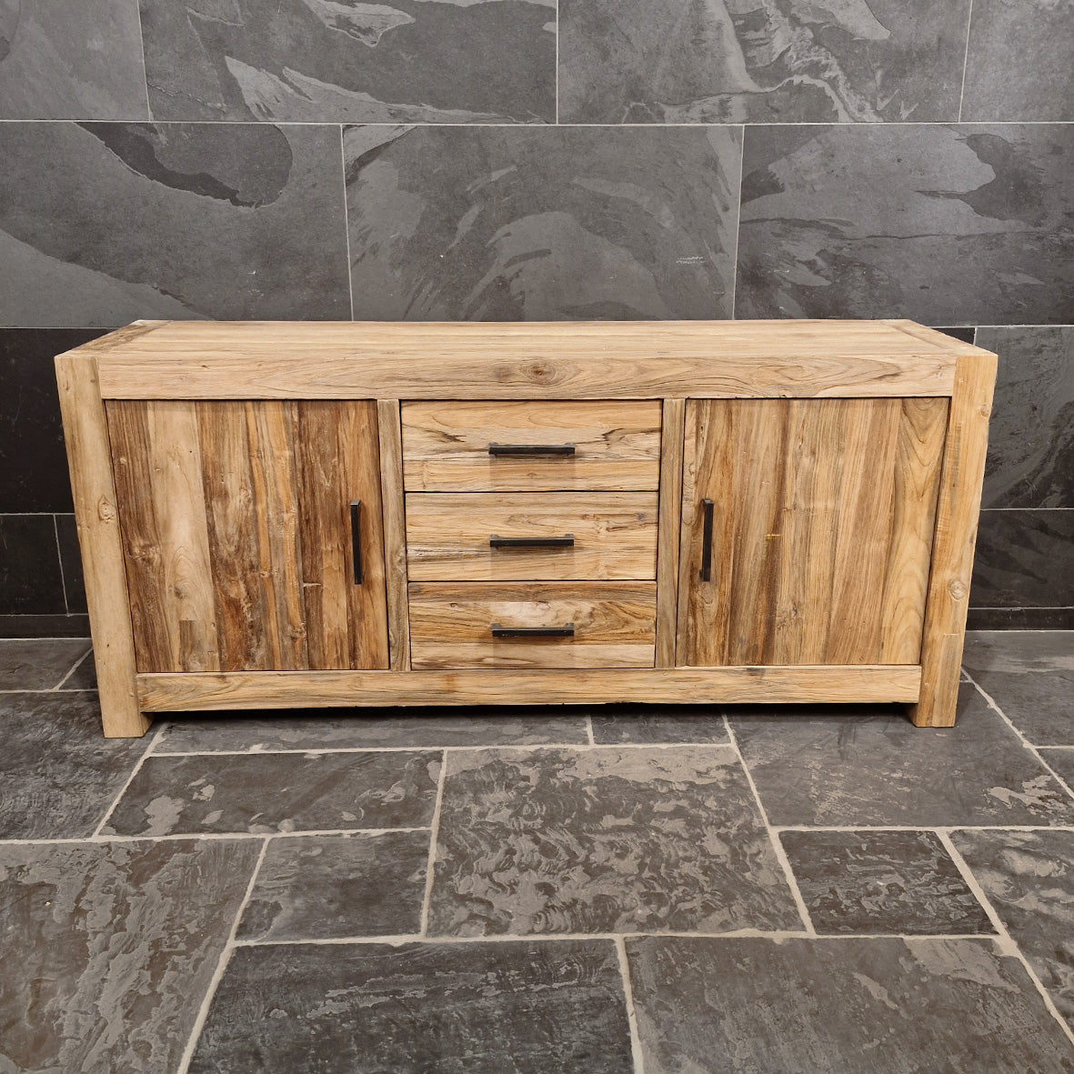 Rustikaler Teakholz-Unterschrank von Manado für Badezimmer, mit natürlicher Holzstruktur und praktischem Stauraum.