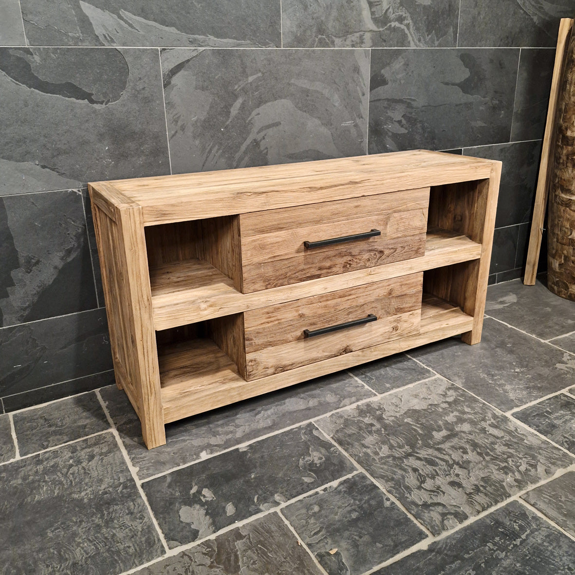 Moderner Badmöbel Unterschrank aus Altholz von Maluku, glatt mit charaktervollem Design, Maße 150x47x80 cm.