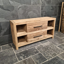 Moderner Badmöbel Unterschrank aus Altholz von Maluku, glatt mit charaktervollem Design, Maße 150x47x80 cm.