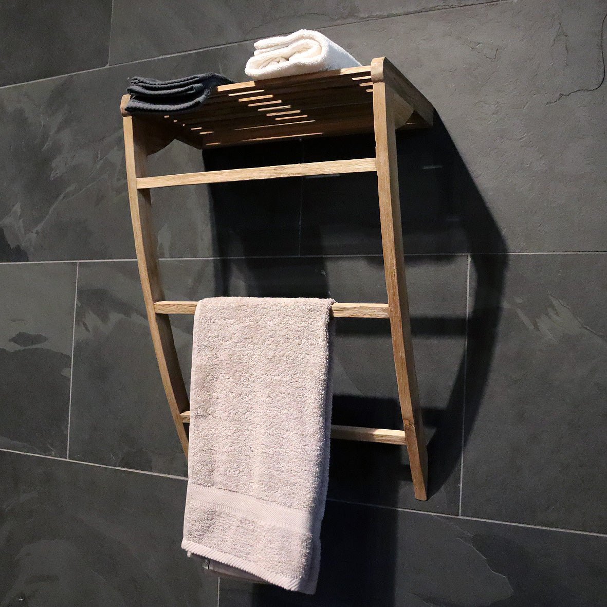 Wandregal aus Teakholz für Badgestaltung, passend als Badaccessoire, mit sauberem Design und natürlicher Holzoptik.