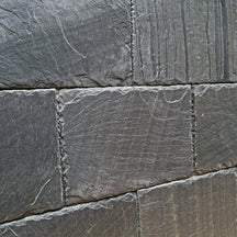 Wandverblender aus Schiefer mit gehämmertem Naturstein-Design von GREY, zeigt die strukturierte Oberfläche und edlen Naturstein.