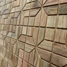 Holzverblender aus Teakholz von RETRO, detailreiche Oberfläche, ideal für rustikale Inneneinrichtung, sichtbare Holzstruktur.