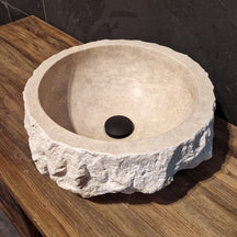 Rundes Aufsatzwaschbecken aus grobem Travertin, Naturstein, für Badgestaltung, von MOSKAU in verschiedenen Größen.