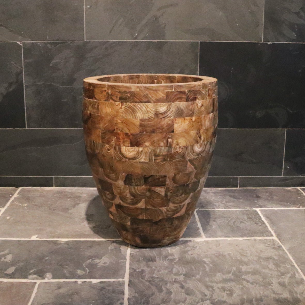 Handgefertigte Badgestaltung aus recyceltem Teakholz mit schlankem Design, von VASE gefertigt.
