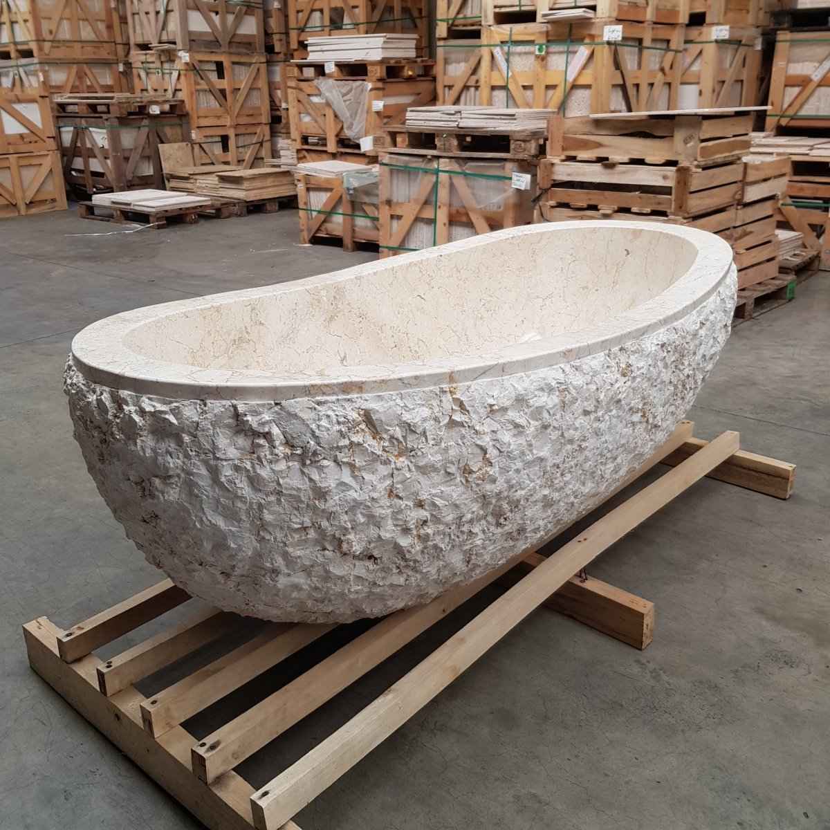 Freistehende Badewanne aus beigem Marmor von WAVE, elegantes Badgestaltungselement, sichtbare Oberfläche und stilvolles Design