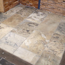 Schieferfliesen aus Naturstein von ANTIQUE WHITE, quadratisch, mit rauer Oberfläche, ideal für Boden- und Wandbeläge.