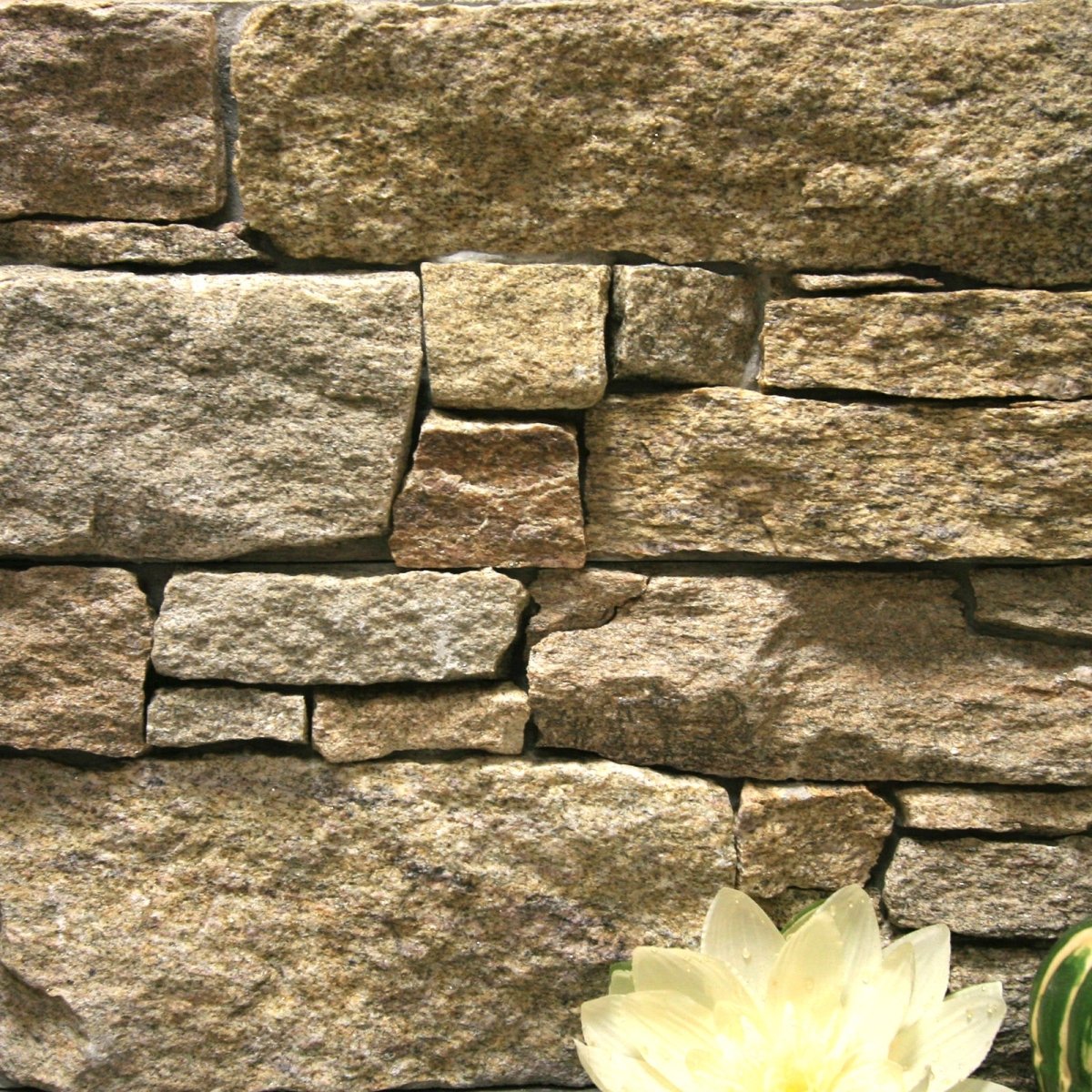 Granitarbeitsplatten-Verblender aus Naturstein, GRANIT, mit rauer Oberfläche und natürlicher Granittextur, ideal für Fassaden und Wände.