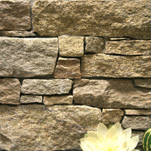 Granitarbeitsplatten-Verblender aus Naturstein, GRANIT, mit rauer Oberfläche und natürlicher Granittextur, ideal für Fassaden und Wände.