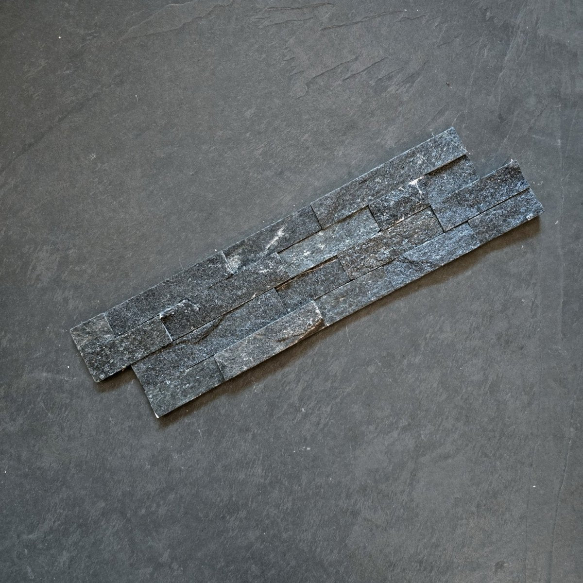 Schwarz-quarzit Naturstein Verblender, rechteckige Quarzit-Designs für Wandverkleidungen, hochwertige BLACK QUARZIT Qualität