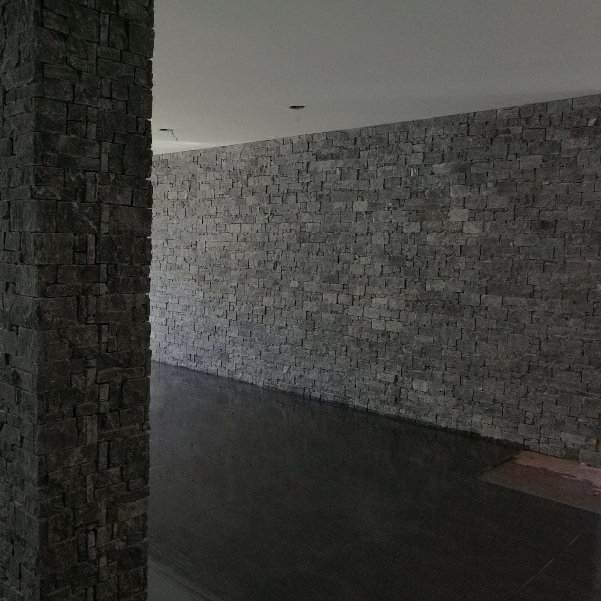 Muster Rocks Verblender Kalkstein Black Naturstein Muster, detailreiche Oberfläche, für Wandgestaltung im Innenbereich