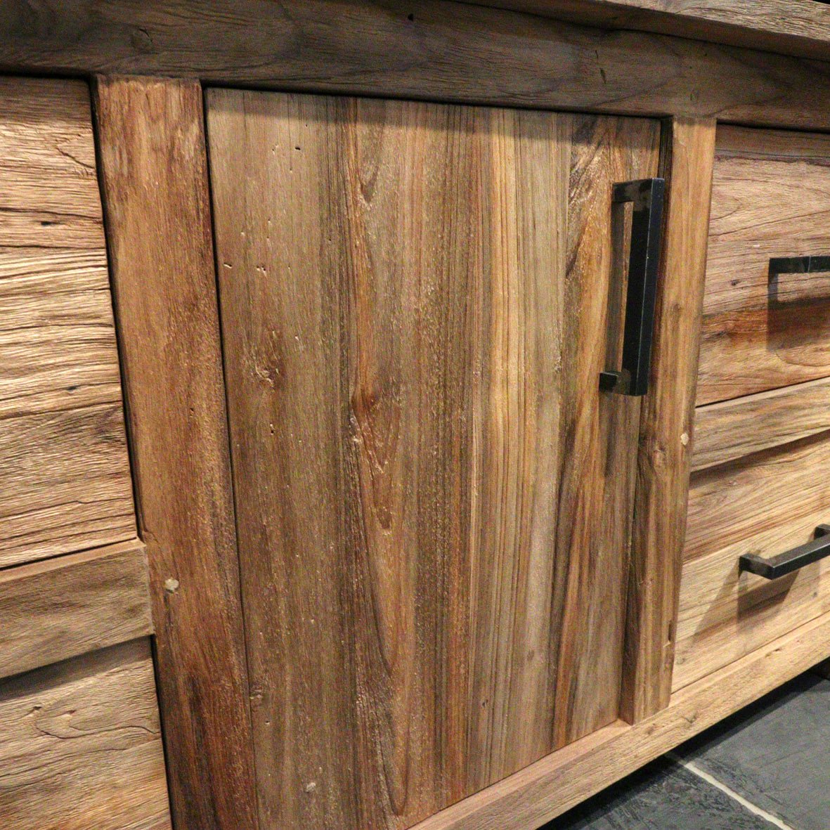 Badezimmermöbel mit Waschbeckenunterschrank aus recyceltem Holz, moderne Badgestaltung von BINTAN, stilvoll und umweltfreundlich