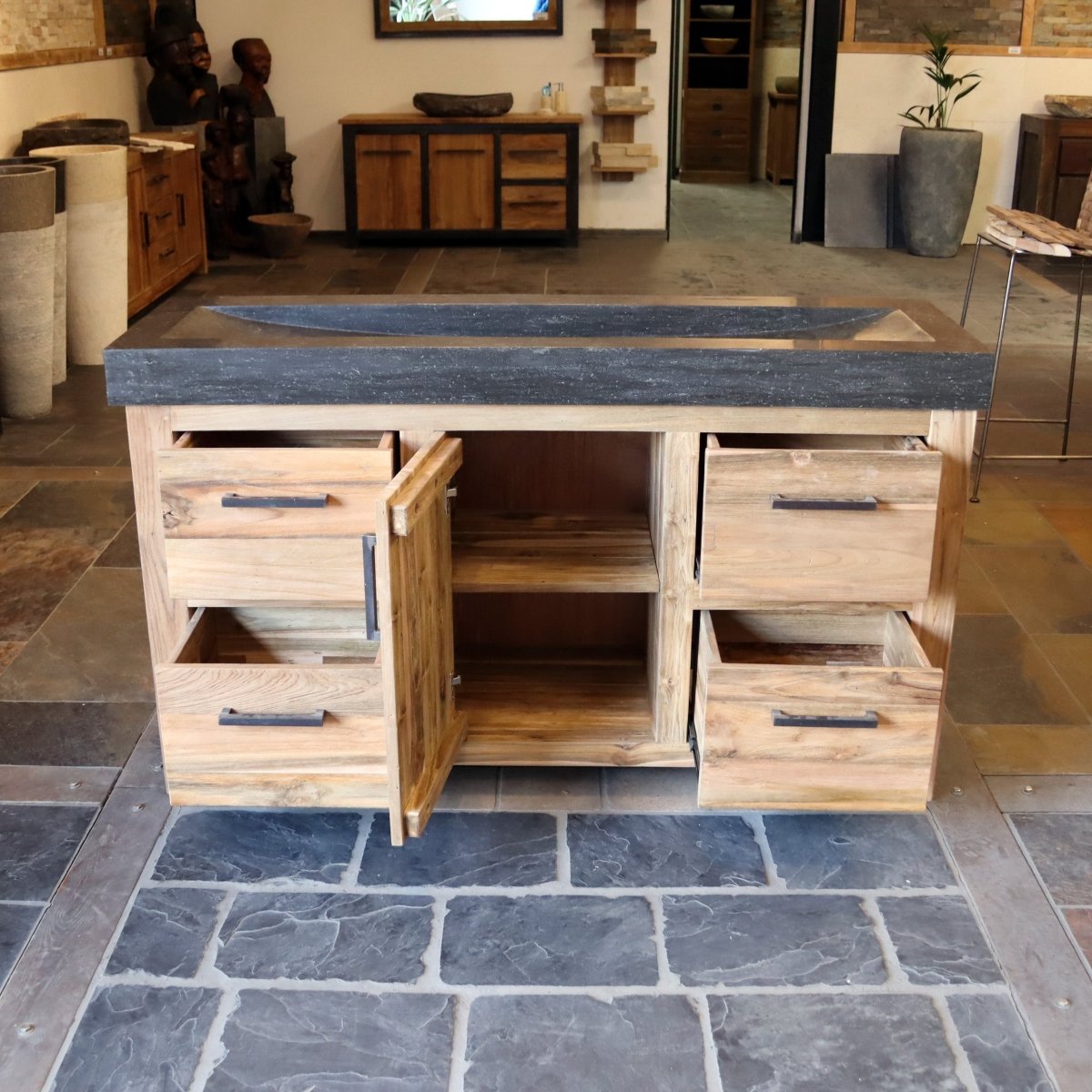 Moderner Badezimmerschrank aus Teakholz mit glatter Oberfläche, ideal für zeitgemäße Badgestaltung, von BINTAN.