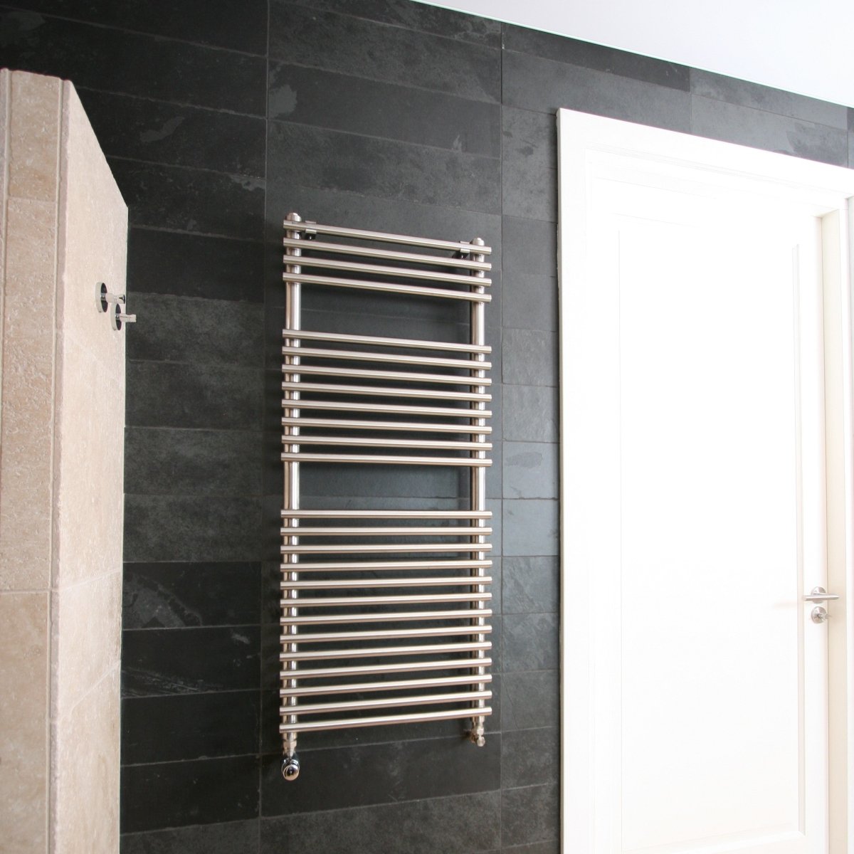 Natürlicher Schiefer-Verblender von MUSTANG BLACK SLATE, dekorative Wandverkleidung aus dunklem Naturstein, detailreiche Oberfläche