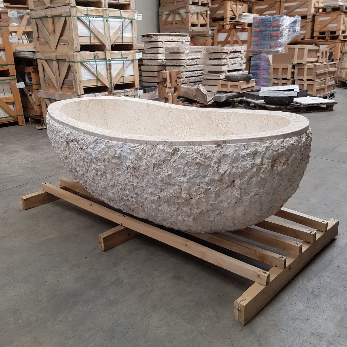 Freistehende Badewanne aus beige Marmor, WAVE Badgestaltung, elegante Badewanne für modernes Badezimmer.