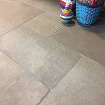 Getrommelte Kalksteinfliesen von CHATEAU TAUPE, naturbelassene Naturstein-Fliesen mit rauer Oberfläche, ideal für Boden und Wand.