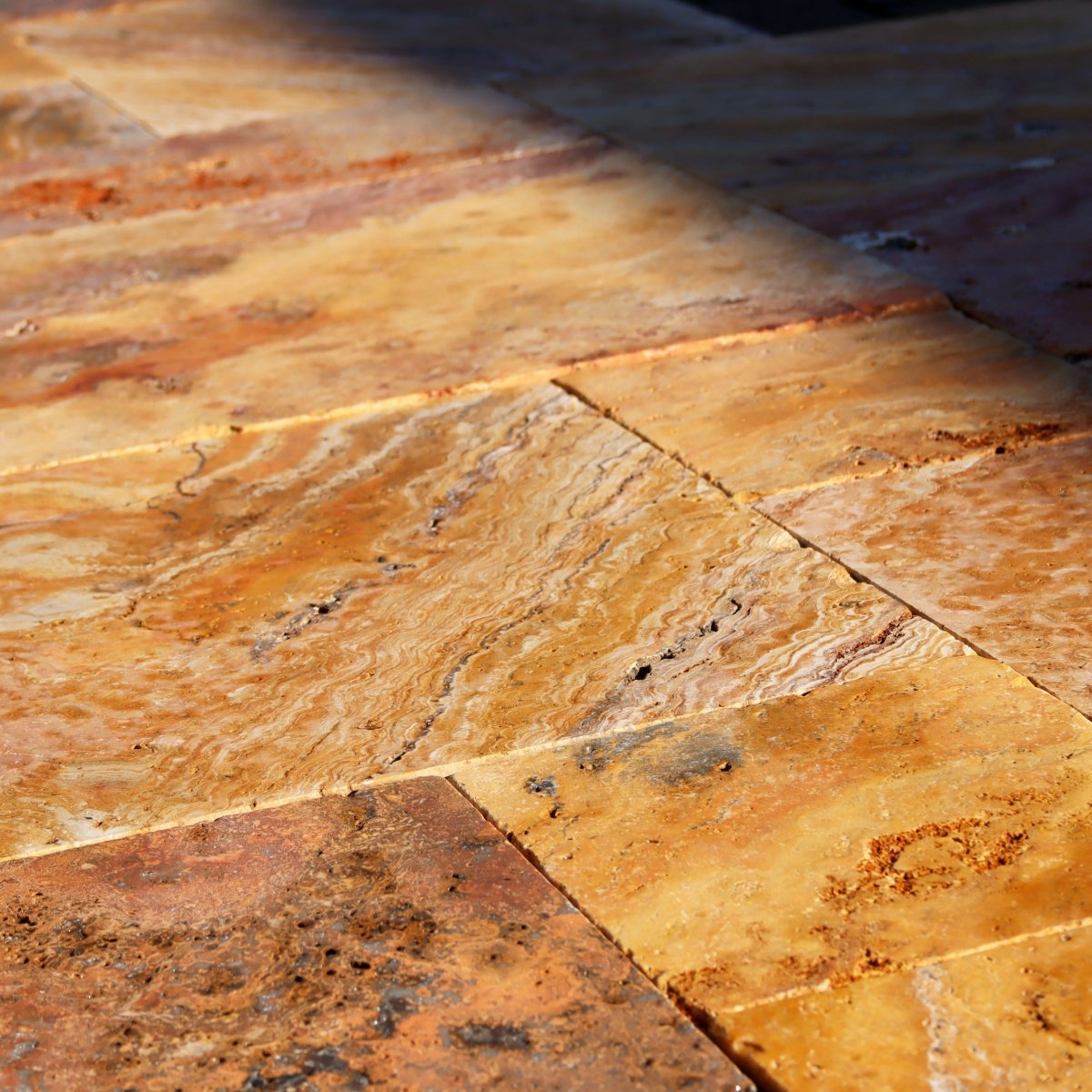 Muster für Terrassenplatten aus Travertin Scabas Antik Gold, zeigt das antike Muster und die goldene Farbgebung.