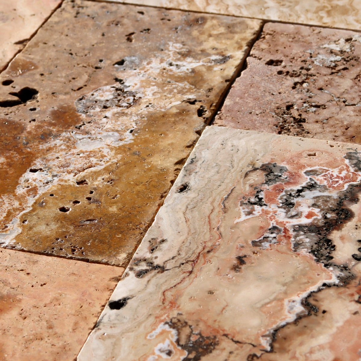 Natürliche Travertin-Terrassenplatten von SCABAS ANTIK GOLD, braune Naturstein-Designs für elegante Terrassenflächen