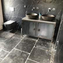 Naturstein-Kalksteinfliesen von CHATEAU NOIR, robuste Fliesen mit natürlicher Textur für Boden und Wand.