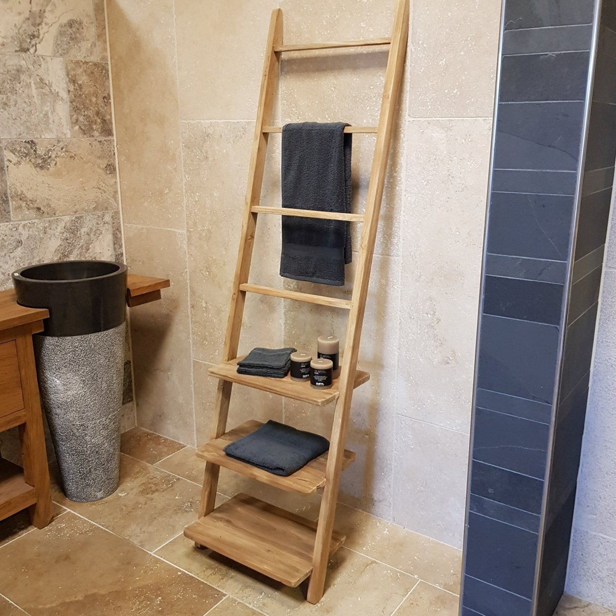 Handtuchleiter aus Teakholz für Badgestaltung, stilvolle Badaccessoires für ein modernes Badezimmer.