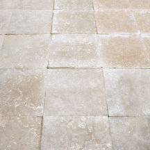 Natürliche Kalkstein-Terrassenplatten von SINAI PEARL, robuste Natursteinfliesen für elegante Außenbereiche.