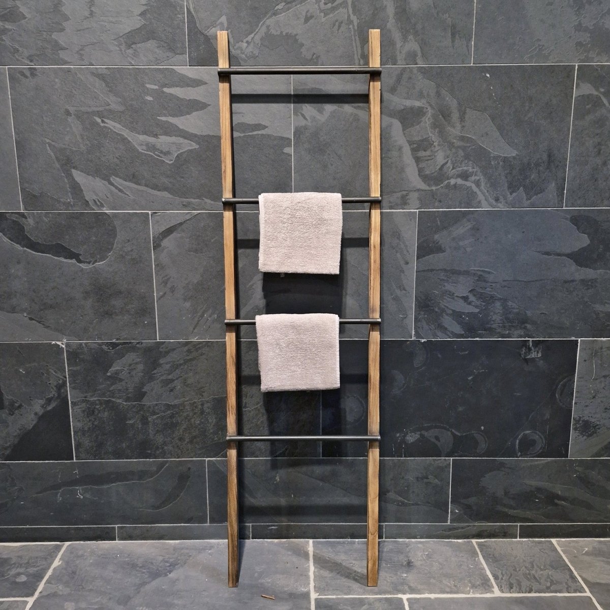 Moderne Teakholz-Badaccessoire mit Metall, ideal für Badgestaltung, zeigt naturbelassenes Holz und elegantes Metall-Design.